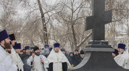 Заупокойным богослужением у памятного креста почтили воронежцы память участников расстрелянного в 1918 году крестного хода