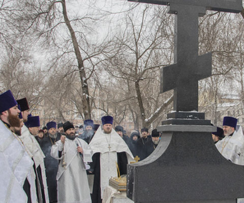 Заупокойным богослужением у памятного креста почтили воронежцы память участников расстрелянного в 1918 году крестного хода